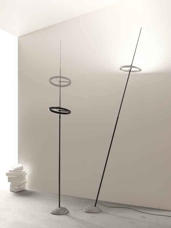 Zwei Ringelpiez Stehlampen von Ingo Maurer in Schwarz mit ringförmigem Leuchtkörper und Steinfuß.